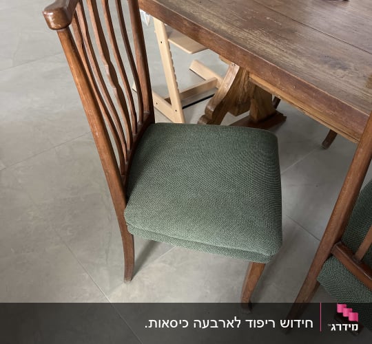 כיסא עץ עם מושב מרופד ליד שולחן עץ